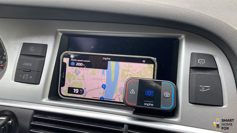 Saphe Drive Mini und Handy mit App nebeneinander